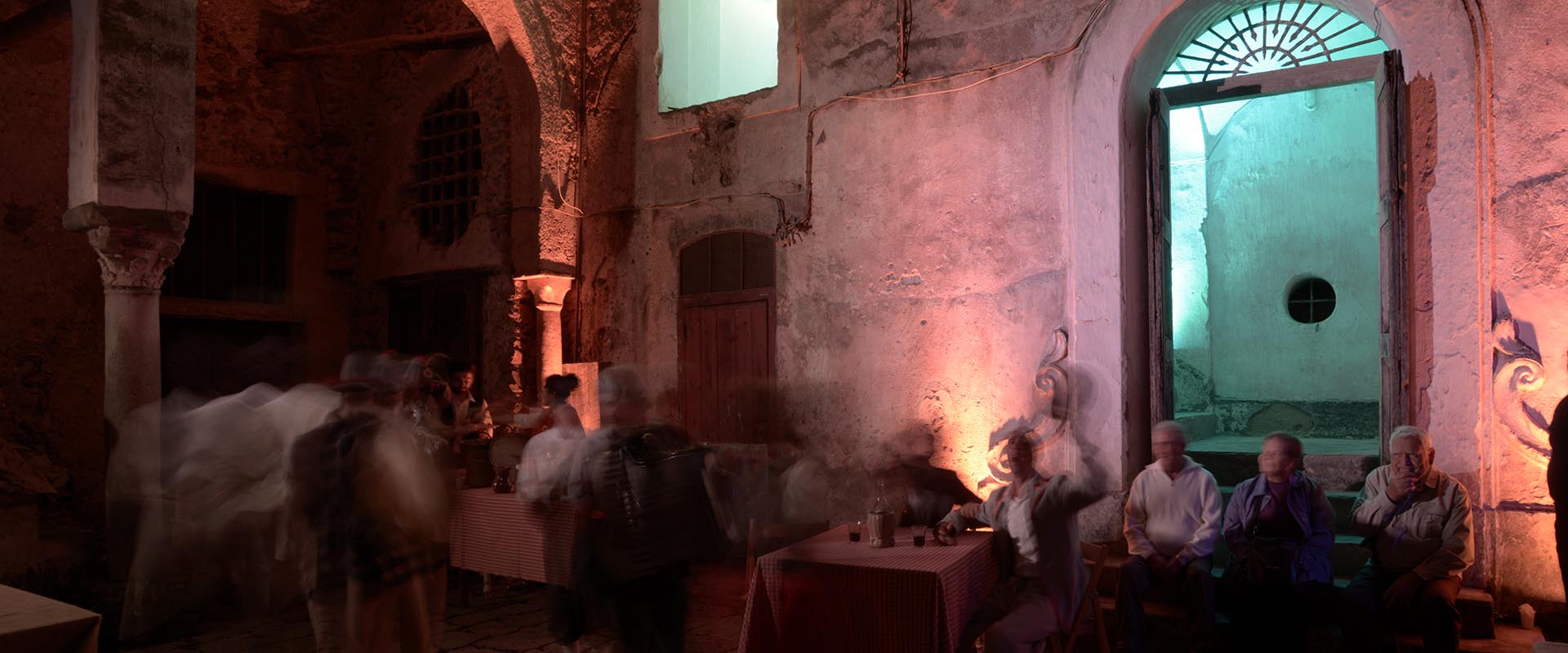 The courtyard of Mansi Palace in Scala